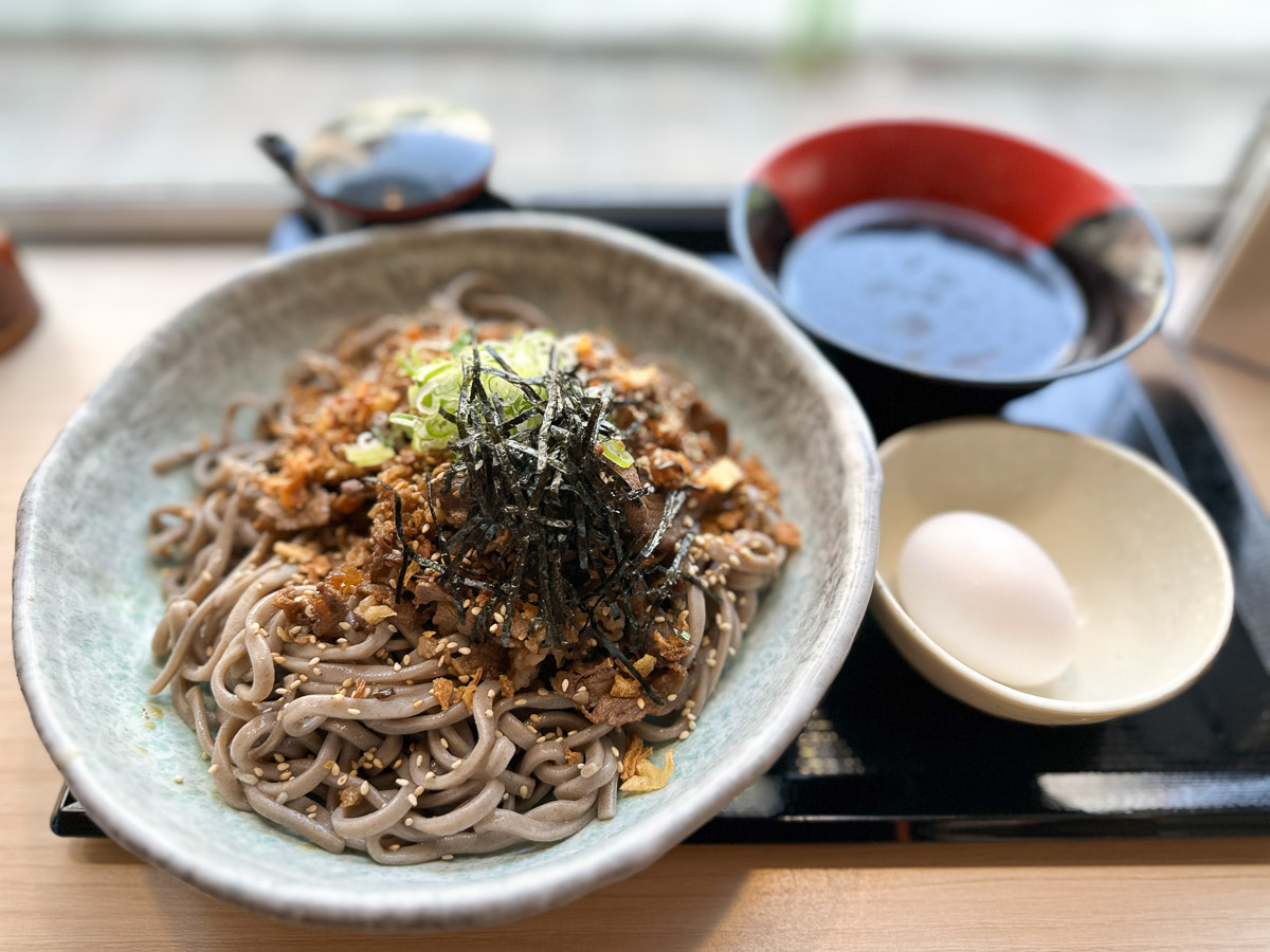 立ち蕎麦マニアが激推しする神保町の新店『立ち食い蕎麦 噛む。』 ワシワシ系「肉盛り蕎麦」は大満足の1杯