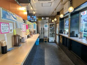 細長い空間で、窓が多くて明るい！