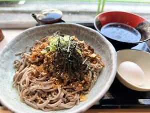 「肉盛りつけ蕎麦」（牛肉・並・980円）。ちなみに「小」もあります