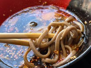 蕎麦に生卵を割り入れて、軽く混ぜてからつゆに浸すと、食感がなめらかに[食楽web]