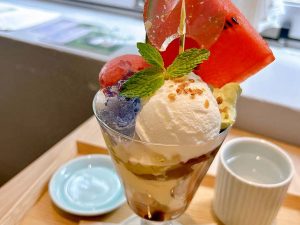 2025年7・8月の菓銘は「風神様の夏休み」1980円（税込）でした。風神様の小さな団扇をイメージした金錦羹が何ともかわいらしい