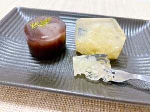 （左から）7月限定の「蘇り餅」486円（税込）、「雲の上はいつも晴れ」540円（税込）。店内でも抹茶とセットで味わえる [食楽web]