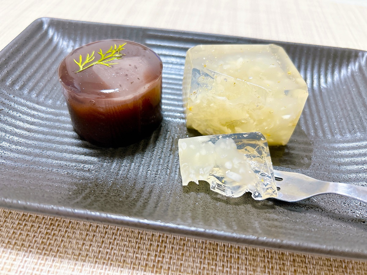 （左から）7月限定の「蘇り餅」486円（税込）、「雲の上はいつも晴れ」540円（税込）。店内でも抹茶とセットで味わえる [食楽web]