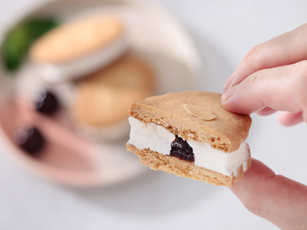 程よい厚みのある爽やかなクリームとダークチェリーの相性が抜群！　[食楽web]