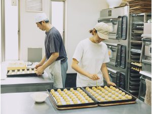 庄籠製菓舗の3代目（左）と4代目（右）