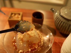 きな粉と黒蜜を掛けると決めたら大胆に