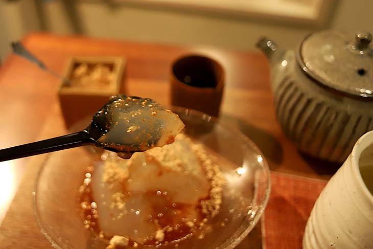 きな粉と黒蜜を掛けると決めたら大胆に