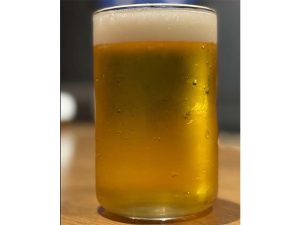 最もスタンダードなドラフトビール「タイフードラフトハイ」400ml、800円。こちらが通常サイズで、大きいサイズもあり。その他は250mlと400mlの2サイズ展開