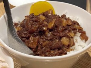 「ルーロー飯」500円。台湾といったら外せない！お茶碗くらいのサイズ感で〆にもピッタリ