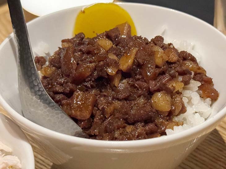 「ルーロー飯」500円。台湾といったら外せない!お茶碗くらいのサイズ感で〆にもピッタリ