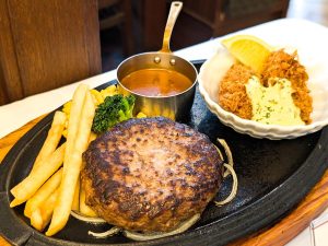 「黒×黒ハンバーグ＆牡蠣フライ」（2,178円、フライ単品748円） [食楽web]