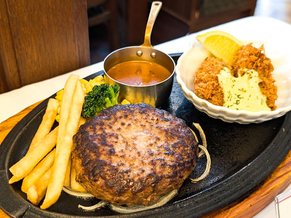 「黒×黒ハンバーグ＆牡蠣フライ」（2,178円、フライ単品748円） [食楽web]