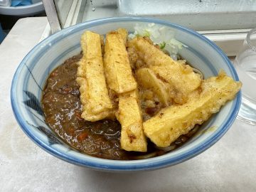 立ち蕎麦マニアが激推しする笹塚の名店『柳屋』の「キーマカレーそば」