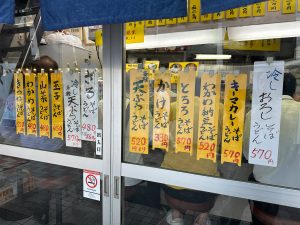 ガラスの引き戸にメニューがずらっと貼られていました[食楽web]