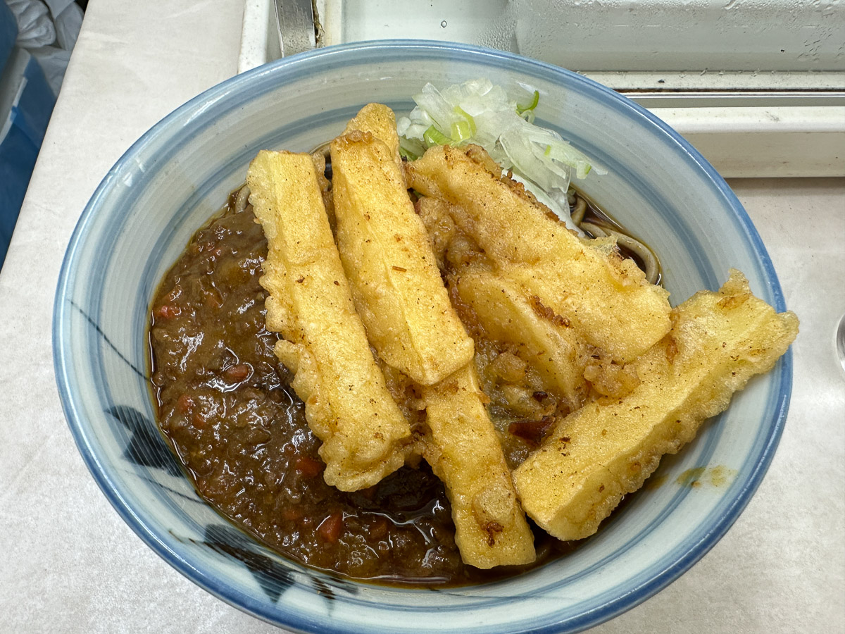キーマカレーそば570円にジャガイモの天ぷら140円をトッピング