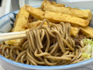 キーマカレーとお出汁に絡むお蕎麦