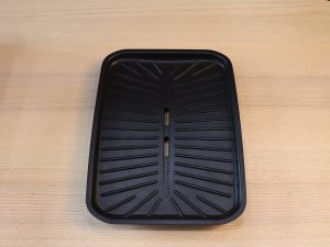 食材を焼くグリルプレートの両サイドに3基の送風ファンと1基の吸引シロッコファンを内蔵。なお、余分な脂は溝を伝って中央の穴へ落ちる構造