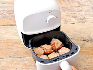 食材をポットに入れてタイマーをセットするだけ。余分な油が落ちてヘルシーな仕上がりに