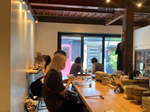 高い天井と落ち着いた雰囲気。開店後すぐに席が埋まる盛況っぷり
