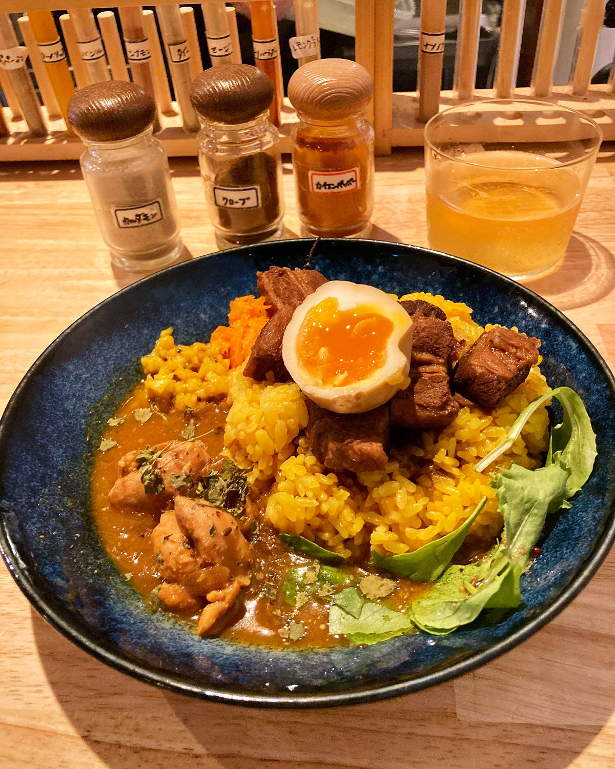 「スパイスカレー2種あいがけ」（1300円）＋「ちょい飲みクラフトビール」（500円）