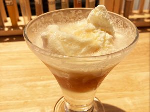 「ビアアフォガード」600円。今回はアンバーエール[食楽web]