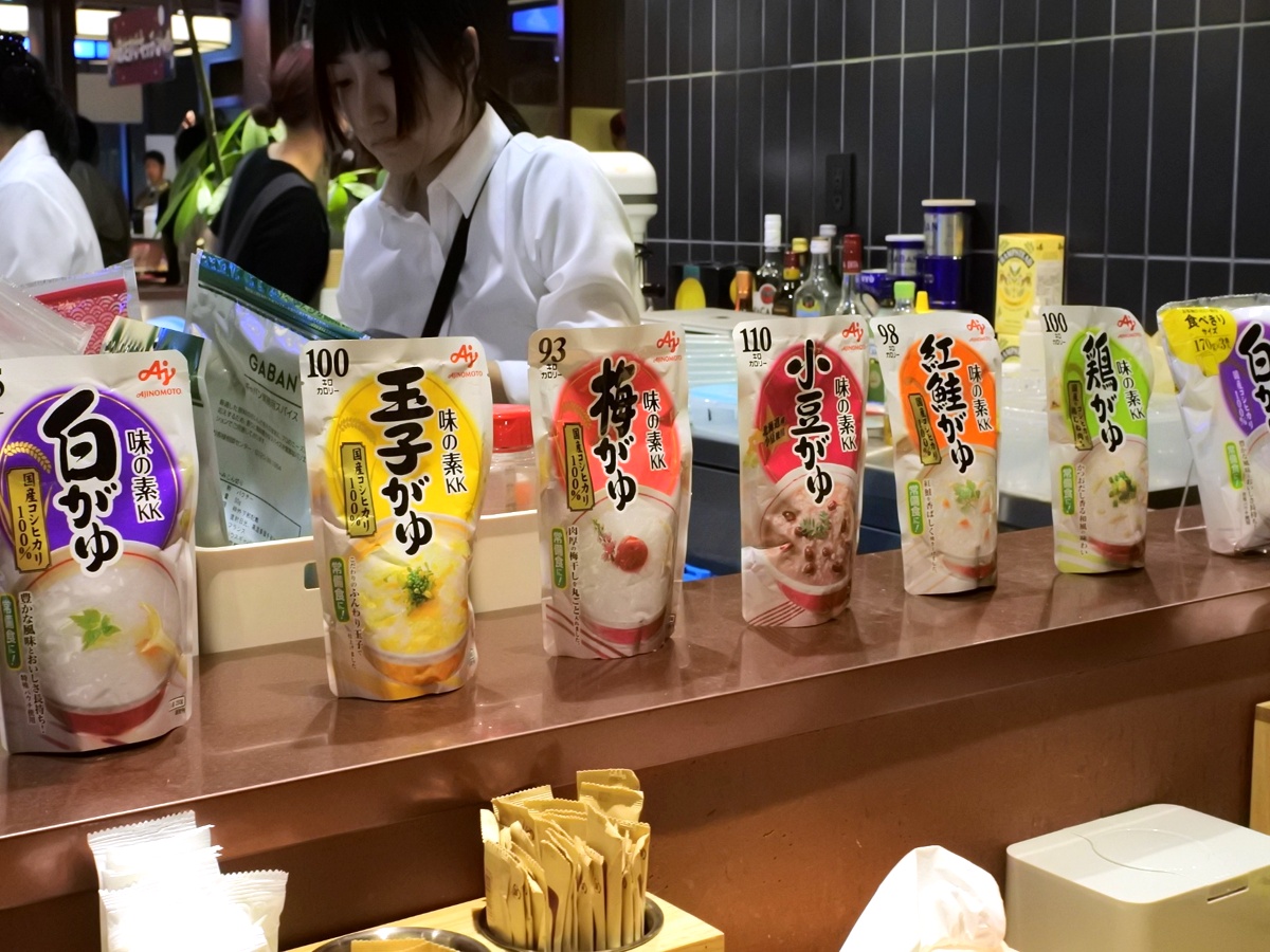 中央の「小豆がゆ」は70代以上の方に根強い人気 [食楽web]