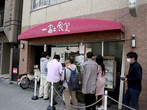 『一富士食堂』。ランチタイムは列が絶えません
