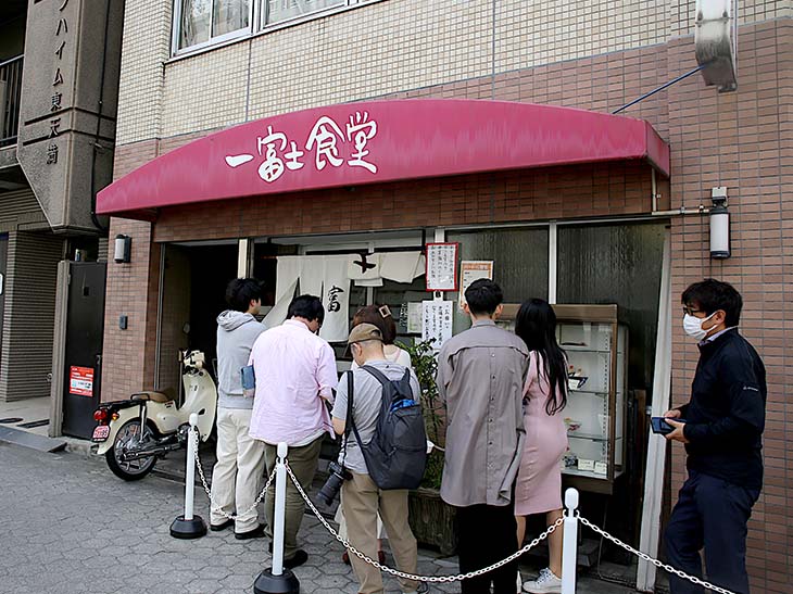 『一富士食堂』。ランチタイムは列が絶えません