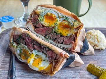 これぞ男前サンドイッチ！下北沢『ステイブラー』の牛サガリ肉のミートサンドが絶品すぎる