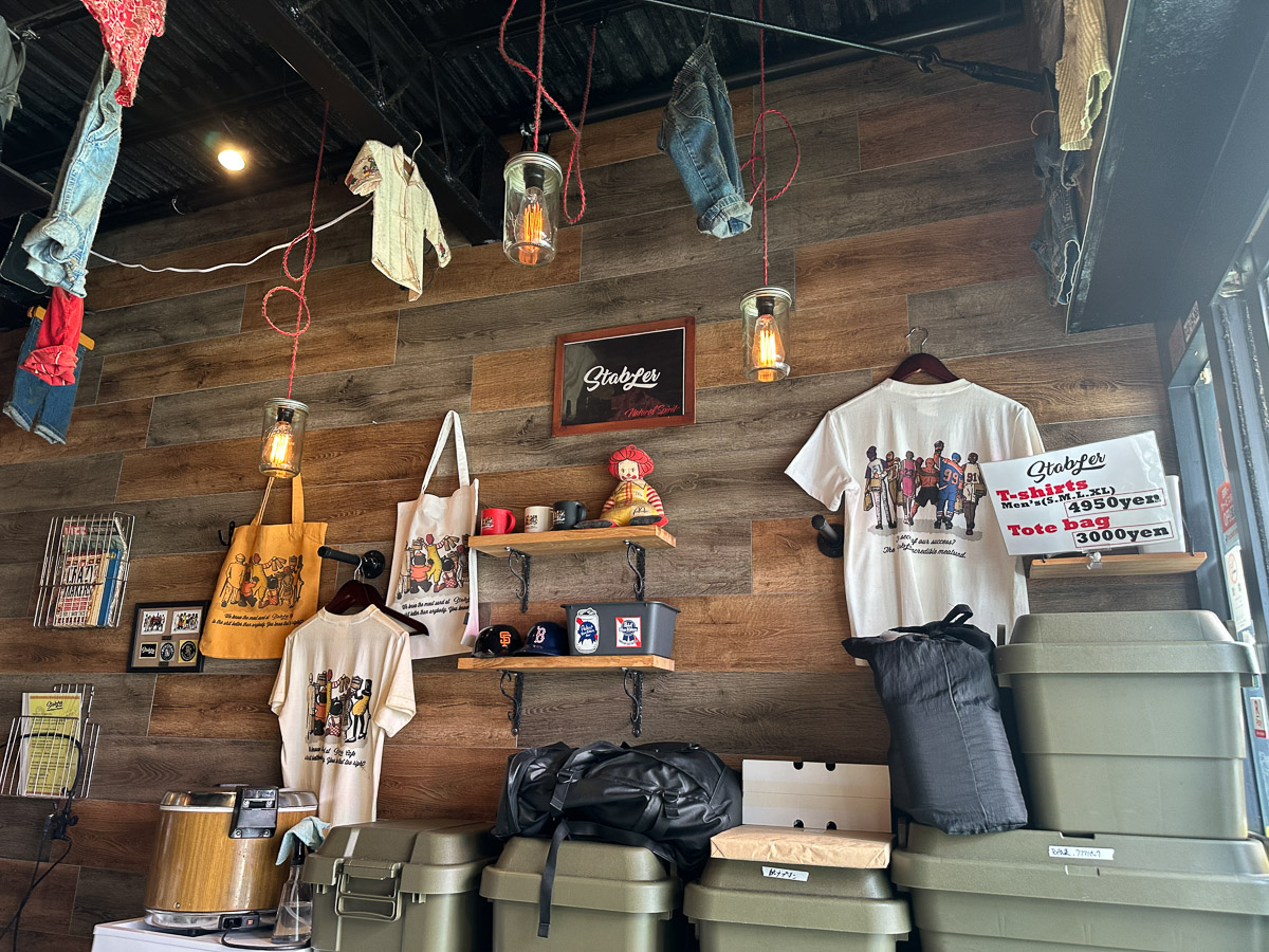 店内は10席の小さなお店です。オリジナルのTシャツやトートバッグなども販売