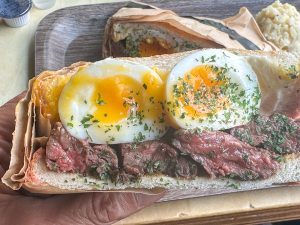 希少部位の牛サガリを丁寧に下ごしらえしている。柔らかくてジューシー[食楽web]