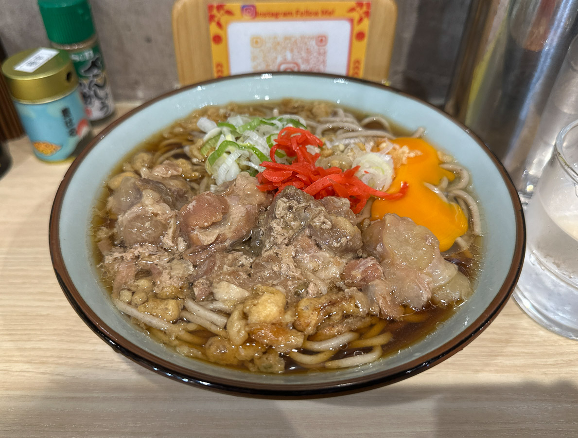 立ち蕎麦マニアが激推し! 肉そばの超人気店『豊はる』の「元祖パイカ」を食べてきた