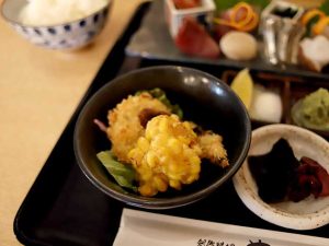 小鉢もただの添え物ではなく、定食の幅を持たせる存在