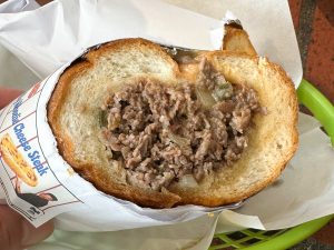 細かくされた牛肉がぎゅっと詰まっていて重いんです！
