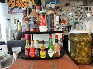 色々なソースが置いてあり、味変も楽しめます[食楽web]