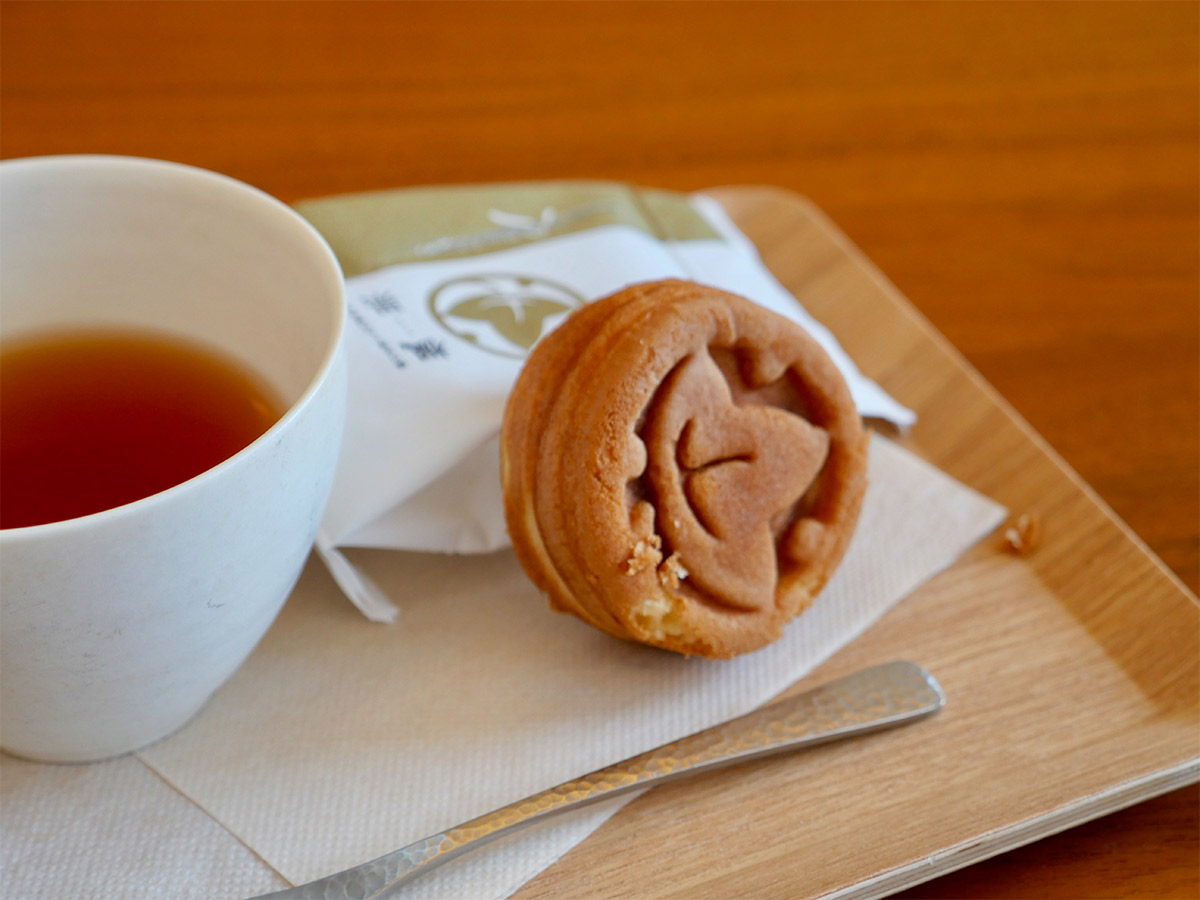 優雅にウェルカムドリンク＆スイーツを楽しみながらチェックイン