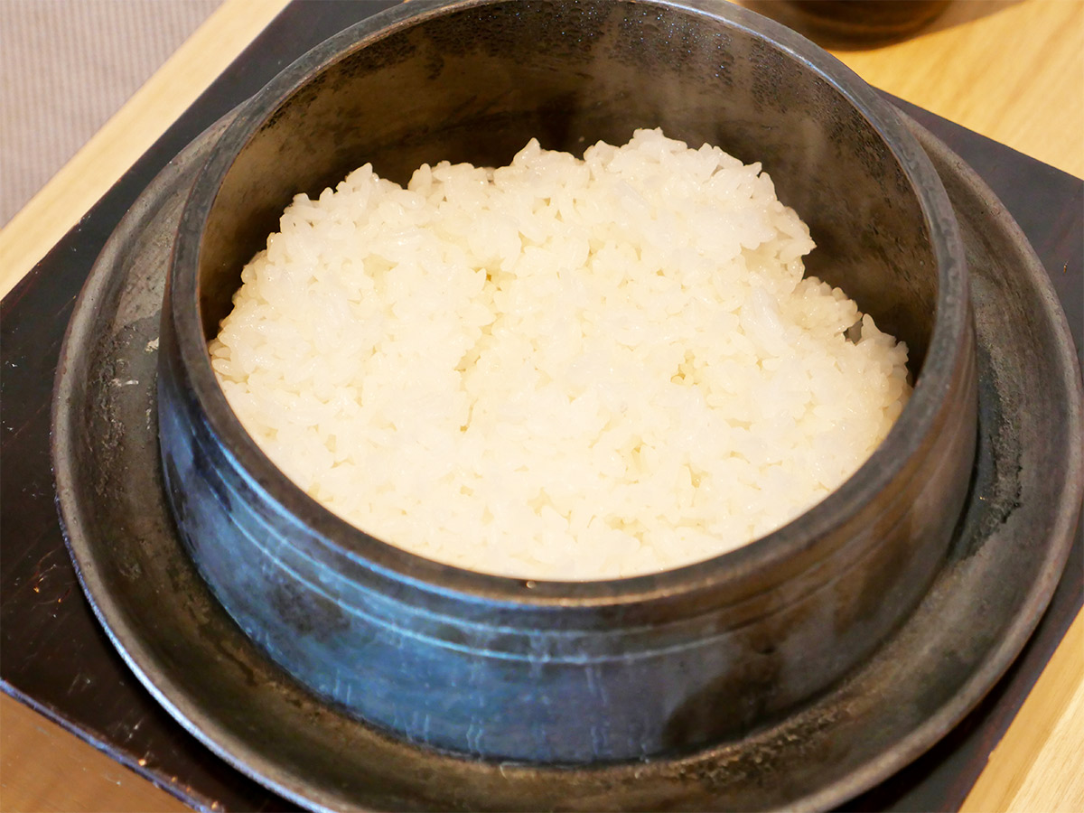 江田島荘オリジナルの南部鉄器の土鍋で炊いたご飯。一粒ひと粒が際立ち、旨みあふれる味わい!