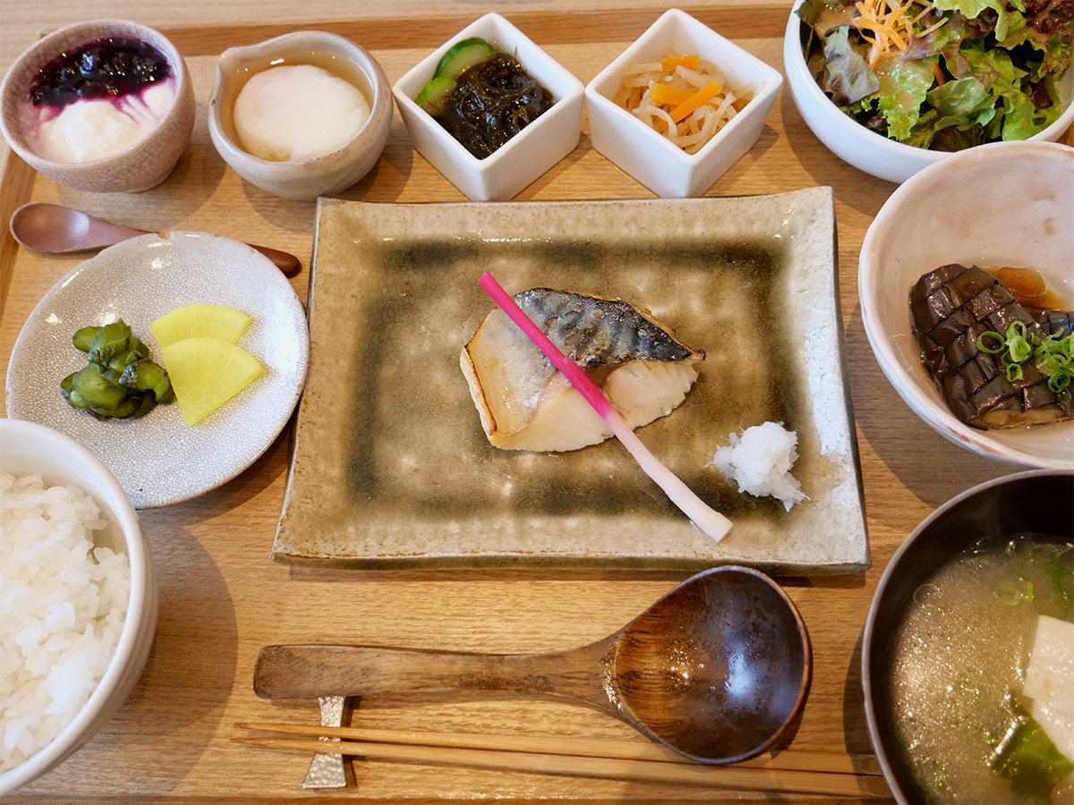 「島のお母さんの朝ごはん」がテーマの朝食は、どこか懐かしく素朴で滋味深い味わい
