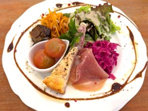 サラダ、生ハム、チーズなど盛りだくさんの限定プレート。990円