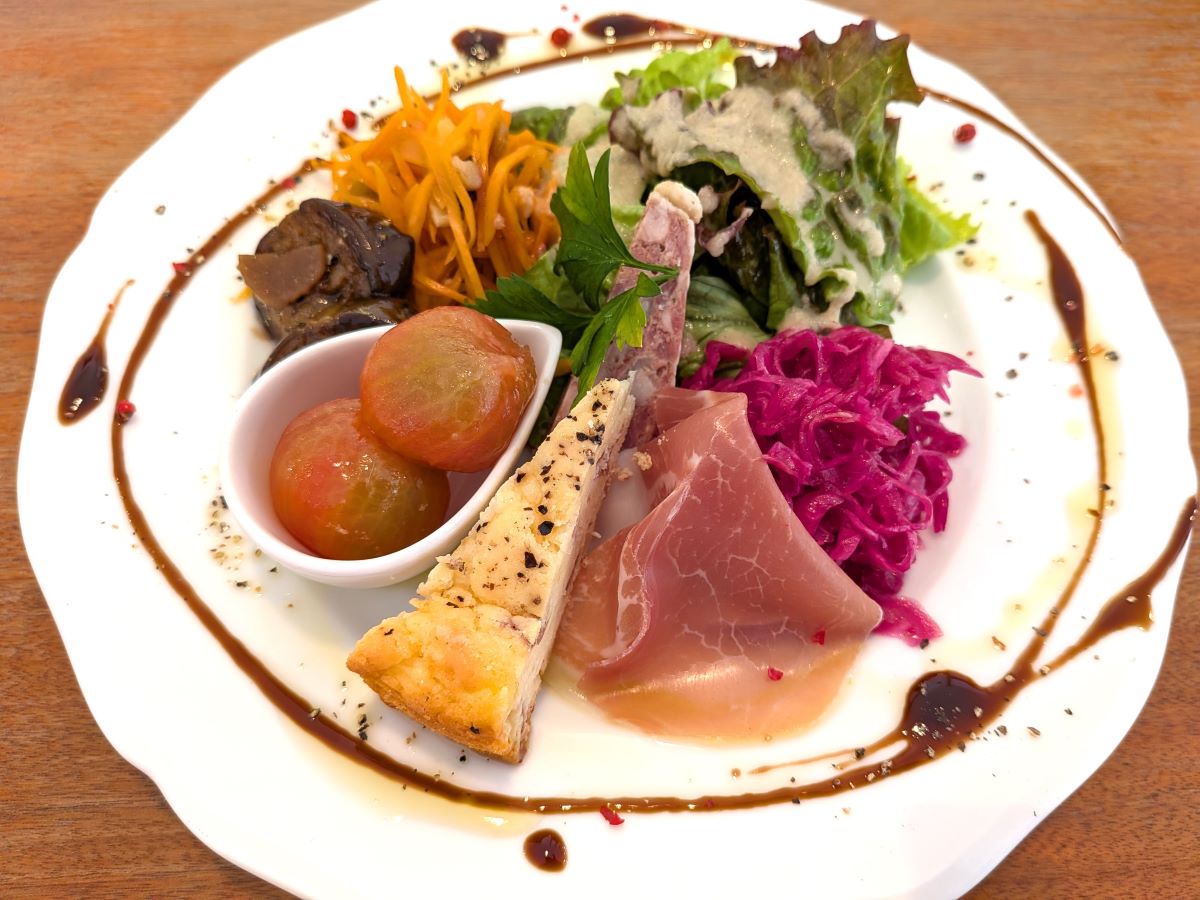 サラダ、生ハム、チーズなど盛りだくさんの限定プレート。990円