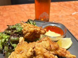 下味にビールを入れ漬け込む事でお肉が柔らか！「とりの唐揚げ(小)」750円、「SHOWER(M)」630円