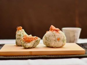 本書で紹介されているカレー風味が食欲をそそる「焼き鮭カレーおにぎり」。こちらは『パパスカフェ 丸の内店』のシェフが試食用にレシピを再現