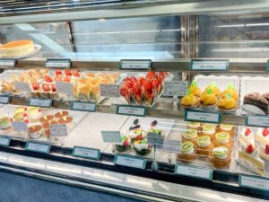 旬の味覚を閉じ込めた季節限定品から、多彩なケーキまでが勢揃い。夕方にはショーケースがほぼ空になる人気ぶり