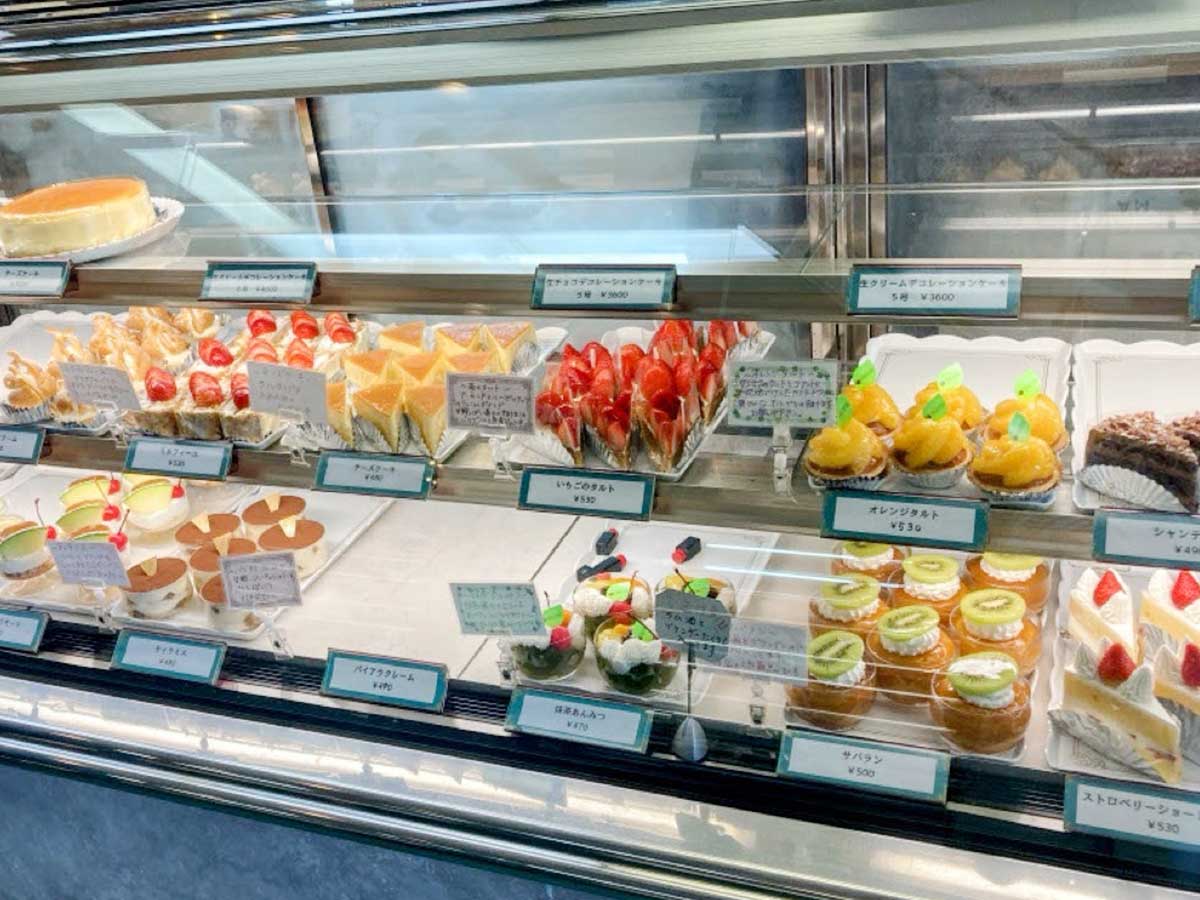 旬の味覚を閉じ込めた季節限定品から、多彩なケーキまでが勢揃い。夕方にはショーケースがほぼ空になる人気ぶり