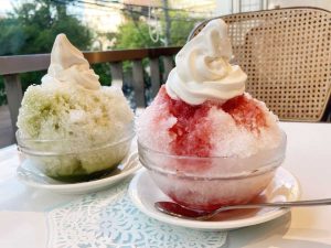 夏限定かき氷。右：「苺ミルク」600円、左：「抹茶ミルク」600円　※トッピングのソフトクリームは別途100円 [食楽web]