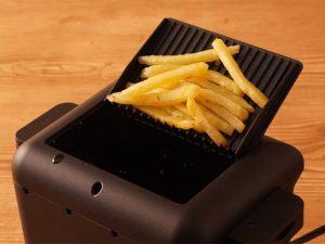 卓上に置けるコンパクトサイズ。安全装置もしっかり内蔵[食楽web]