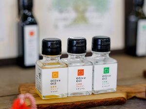画像の瓶は、オリーブオイル。江田島でオリーブを栽培し、オリーブオイルを製造している『いとなみ舎』のものです。