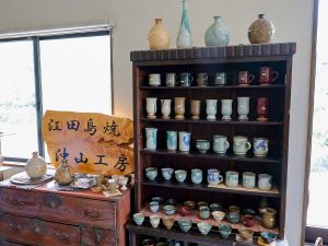 工房の入口にあるショップでは、ご主人・沖山努さんの作品を購入可能