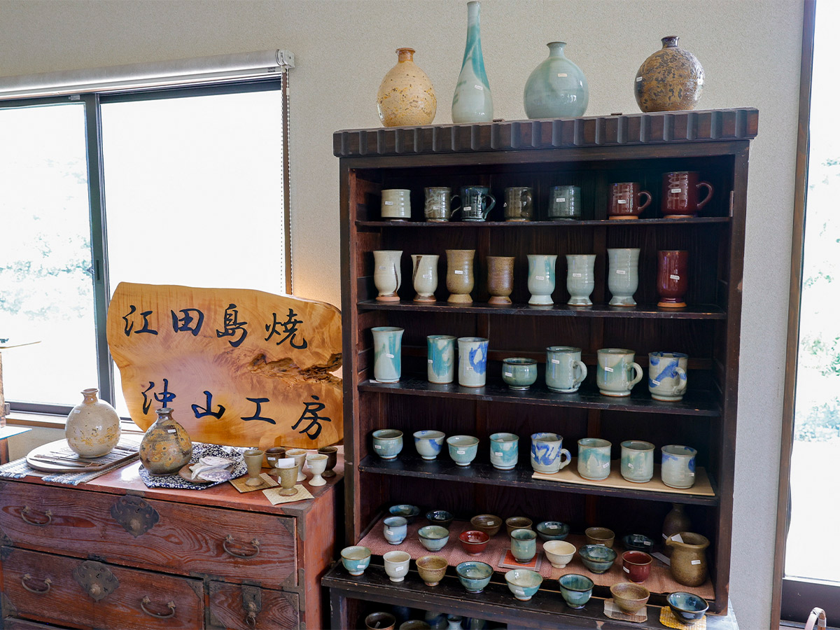 工房の入口にあるショップでは、ご主人・沖山努さんの作品を購入可能