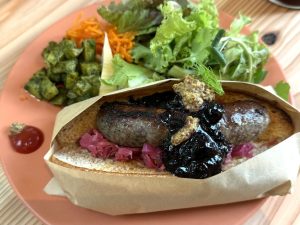 「蓼科ジビエ」（高原野菜のサラダとドリンクセット・2200円）。添え付けにはタケノコとジェノベーゼを合わせた珍しいサラダも